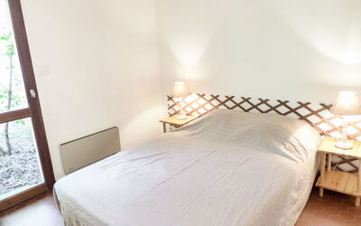 Accommodation:&nbsp;Les Cracks - les As 100.9