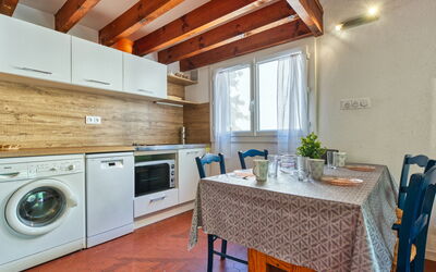 Accommodation:&nbsp;Les Cracks - les As 100.10