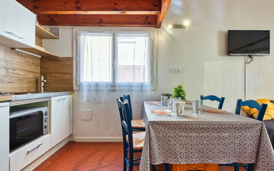 Accommodation:&nbsp;Les Cracks - les As 100.10