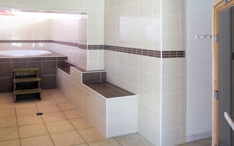 Parentis en Born 699: Property, Sink, Cabinetry, Plumbing Fixture, Tap, Floor, Flooring, Bathroom, Wall, Material Property