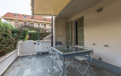 Cristina: Plant, Property, Building, Window, Table, Wood, Architecture, Flooring, Floor, Table Tennis Racket