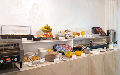 Riva del Garda 651: Food, Orange, Interior Design, Countertop, Table, Shelving, Kitchen Appliance, Cuisine, Wood, Home Appliance