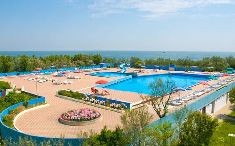 Rosolina Mare 620: Sky, Water, Plant, Cloud, Azure, Swimming Pool, Tree, Recreation, Leisure, Urban Design