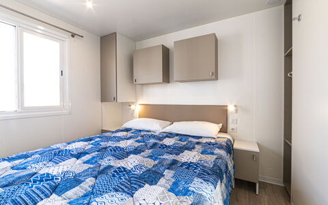 Cannigione 651: Building, Furniture, Property, Window, Comfort, Azure, Textile, Bed Frame, Wood, Interior Design