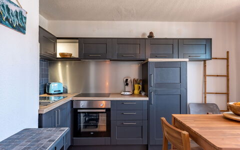 Lacanau 280: Cabinetry, Countertop, Furniture, Building, Property, Kitchen Stove, Kitchen Appliance, Kitchen, Drawer, Home Appliance