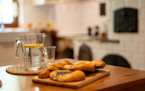 Zatylówka Dom Na Wyspie: Tableware, Food, Serveware, Drinkware, Ingredient, Table, Furniture, Cup, Finger Food