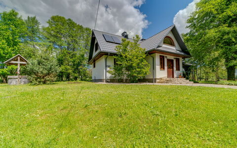 Zatylówka Dom Na Wyspie: Grass, House, Home, Cottage, Roof, Lawn, Garden, Estate, Farmhouse, Landscaping