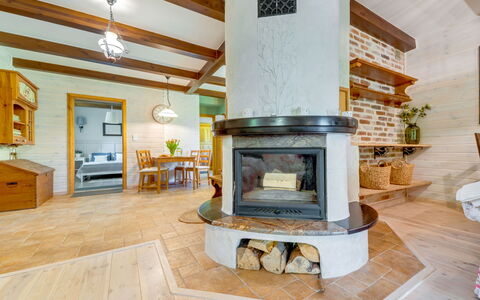 Zatylówka Dom Na Wyspie: Interior Design, Wood, Flooring, Ceiling, Furniture, Floor, Room, Living Room, Light Fixture, Chair