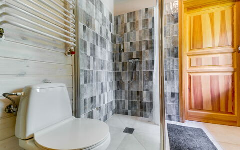 Zatylówka Dom Na Wyspie: Toilet Seat, Flooring, Bathroom, Floor, Wall, Toilet, Plumbing Fixture, Interior Design, Tile, Plumbing