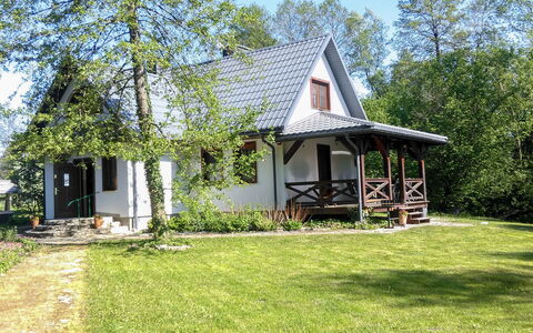 Zatylówka Dom Na Wyspie: Property, House, Home, Cottage, Building, Real Estate, Estate, Farmhouse, Tree, Grass