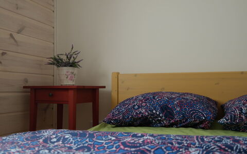 Zatylówka Dom Na Wyspie: Bedroom, Bed, Bed Sheet, Furniture, Room, Bedding, Textile, Linens, Duvet Cover, Bed Frame