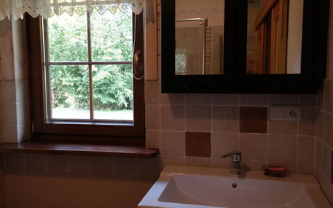 Zatylówka Dom Na Wyspie: Room, Bathroom, Property, Interior Design, Window, Tile, Sink, Plumbing Fixture, Window Treatment, Home