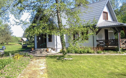 Zatylówka Dom Na Wyspie: Plant, Property, Building, Sky, Window, Natural Landscape, Tree, Land Lot, Vegetation, Biome
