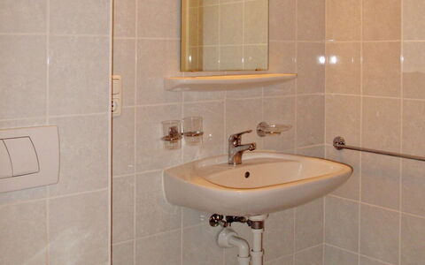 St Valentin San Valentino 618: Bathroom, Property, Room, Tile, Plumbing Fixture, Bathroom Accessory, Wall, Toilet, Tap, Architecture