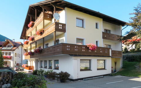 St Valentin San Valentino 619: Building, Property, House, Real Estate, Residential Area, Apartment, Home, Architecture, Hotel, Facade