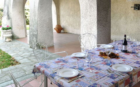 La Bertolina: Tablecloth, Table, Property, Room, Architecture, Furniture, Interior Design, Building, Restaurant, House