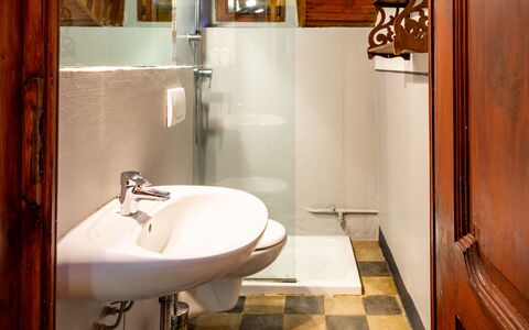 Villa Biino: Brown, Mirror, Tap, Plumbing Fixture, Bathroom Sink, Sink, Property, Bathroom, Wood, Interior Design