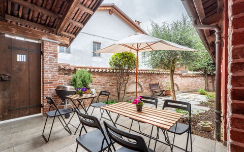 La Grotta di Cech: Table, Furniture, Plant, Building, Property, Flowerpot, Chair, Sky, Outdoor Table, Houseplant