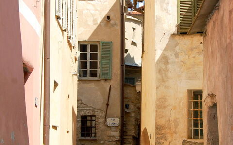 Torre Paponi 602: Plant, Window, Building, Sky, Residential Area, House, Road Surface, Flooring, Alley