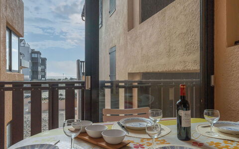 Lacanau 450: Tableware, Table, Furniture, Dishware, Window, Drinkware, Bottle, Stemware, Building, Plate