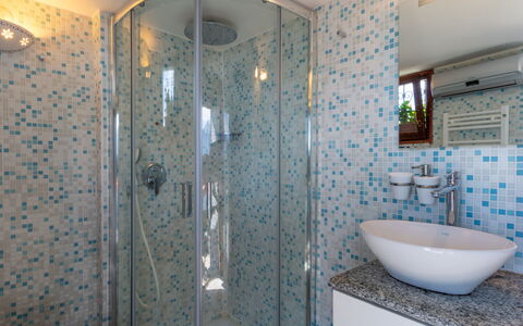 La Tana del Lupo: Mirror, Plumbing Fixture, Tap, Property, Shower Door, Shower Head, Sink, Bathroom, Blue, Shower