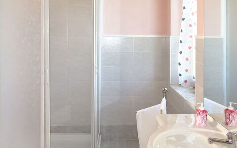 Il Cavaliere: Property, Room, Bathroom, Tile, Architecture, Interior Design, Wall, Real Estate, House, Floor