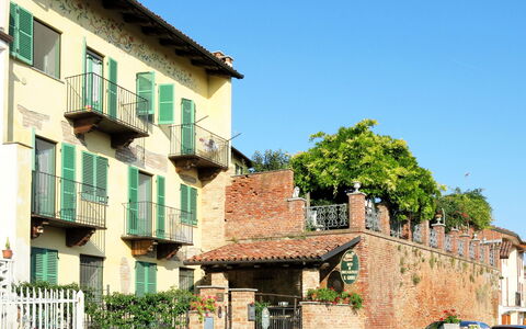 Il Ghiro: Property, House, Building, Neighbourhood, Town, Residential Area, Architecture, Real Estate, Home, Balcony