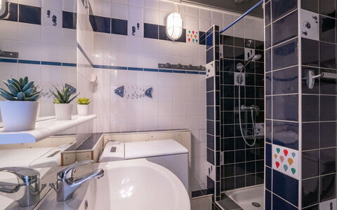 Jardins de la Pinède: Tap, Plumbing Fixture, Plant, Sink, Bathroom, Houseplant, Interior Design, Lighting, Purple, Architecture