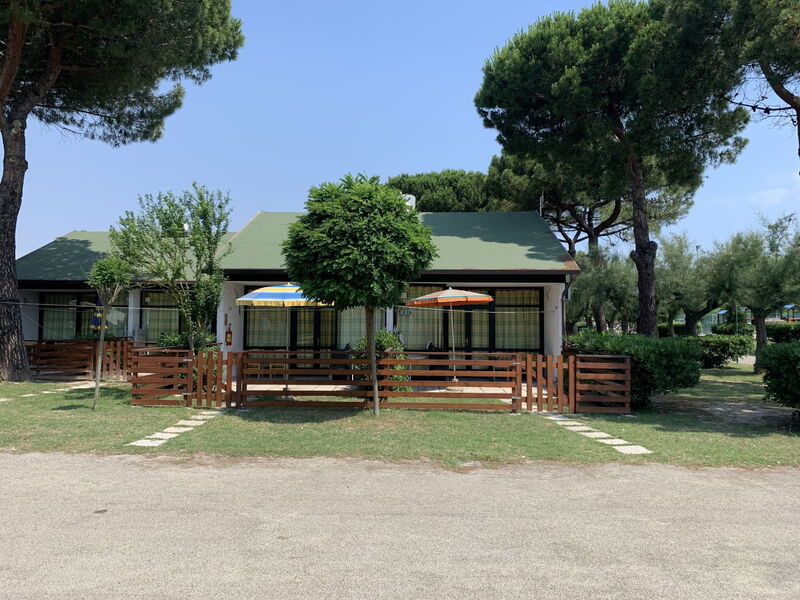 Accommodation:&nbsp;Lake Bungalow 651.4