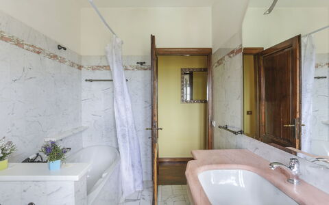 Agrumi: Plumbing Fixture, Tap, Property, Bathtub, Sink, Bathroom, Bathroom Sink, Building, Interior Design