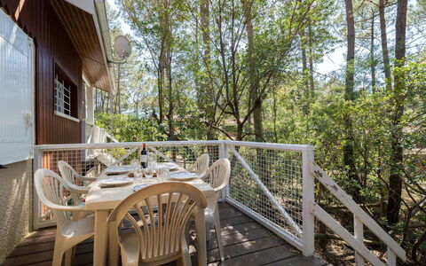 Lacanau 680: Table, Wood, Tree, Chair, Outdoor Furniture, Plant, Leisure, Outdoor Table, Sky, Cottage