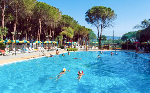Camping Thurium: Water, Sky, Swimming Pool, Tree, Azure, Chair, Outdoor Recreation, Body Of Water, Leisure, Plant