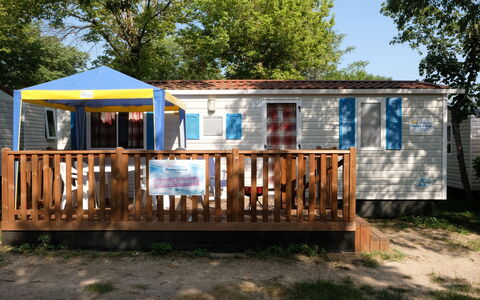 Camping Thurium: Sky, Property, Window, Plant, Building, Tree, Wood, Shade, Cottage, Siding