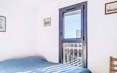 Horizon Marin: Wall, Interior Design, Floor, Wood, Flooring, Bedroom, Furniture, Room, Bed, Apartment