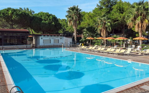 Vieste 612: Swimming Pool, Property, Leisure, Real Estate, Water, Resort, Vacation, House, Tree, Leisure Centre