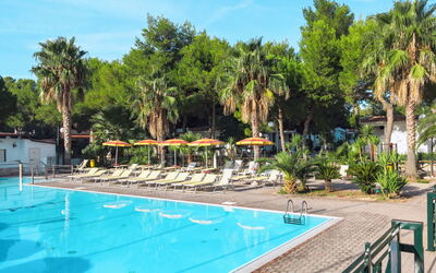 Vieste 612: Swimming Pool, Property, Resort, Leisure, Real Estate, Vacation, Building, House, Hotel, Tree