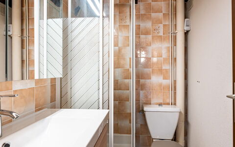 Lacanau 900: Brown, Property, Plumbing Fixture, Bathroom, Sink, Tap, Wood, Interior Design, Mirror