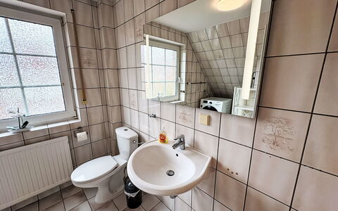 Christa (Hok110): Plumbing Fixture, Floor, Bathroom, Flooring, Plumbing, Interior Design, Room, Bathroom Sink, Tap, Sink