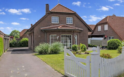 Christa (Hok110): Sky, Building, Residential Area, Window, House, Roof, Home, Neighbourhood, Shrub