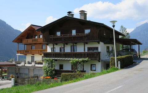 Comfortappart Eberharter: Plant, Sky, Building, Cloud, Window, Mountain, House, Tree, Land Lot, Neighbourhood