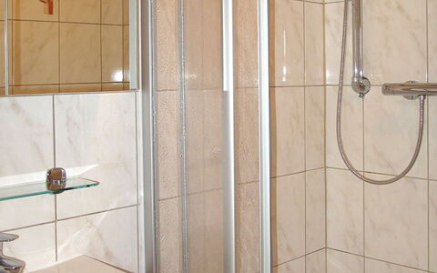 Moidl: Bathroom, Property, Shower, Room, Shower Bar, Shower Door, Shower Panel, Plumbing Fixture, Tile, Architecture