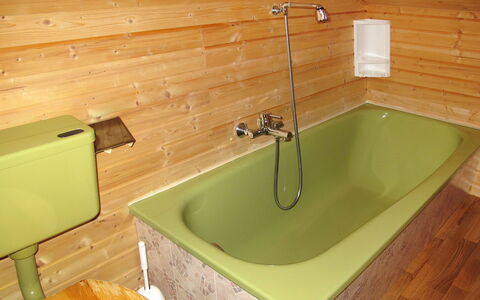 Schöser: Sink, Green, Property, Plumbing Fixture, Bathroom, Countertop, Wall, Room, Tap, Yellow