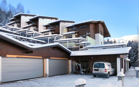 Ragusa: Sky, Building, Wheel, Snow, Car, Slope, Vehicle, House, Shade