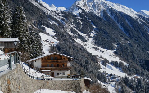 Hochwart: Sky, Snow, Mountain, Building, Highland, Slope, Window, House, Terrain, Freezing