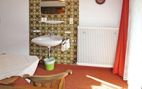 Hochwart: Room, Property, Wall, Interior Design, Furniture, Floor, Bathroom, House, Tile, Building