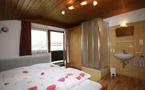 Klocker: Property, Furniture, Interior Design, Comfort, Wood, Lighting, Floor, Sink, Plumbing Fixture