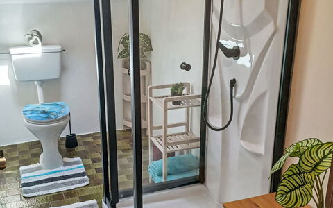 Maiklerhof: Interior Design, Flooring, Bathroom, Floor, Plumbing Fixture, Shower Door, Plumbing, Room, Glass, Tile