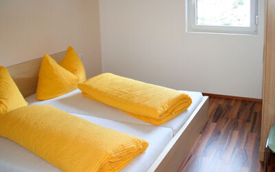 Mesa 4 (Tch225) 611.3: Yellow, Room, Property, Furniture, Pillow, Bedroom, Bed, Interior Design, Bedding, Bed Sheet