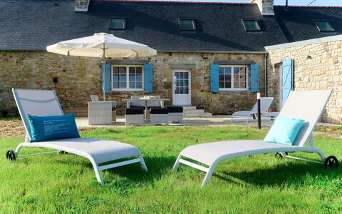 Le Vieux Chêne: Plant, Furniture, Sky, Property, Window, Building, Rectangle, Blue, Azure, Outdoor Furniture