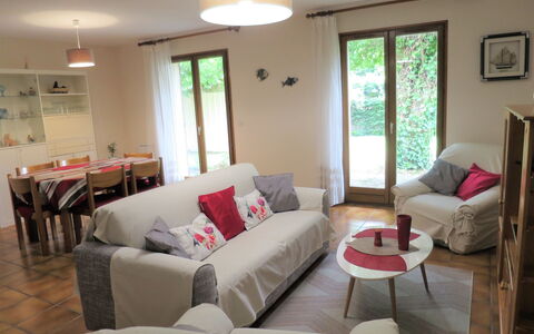 La Rose des Sables: Room, Living Room, Furniture, Property, Interior Design, Floor, Building, House, Home, Couch